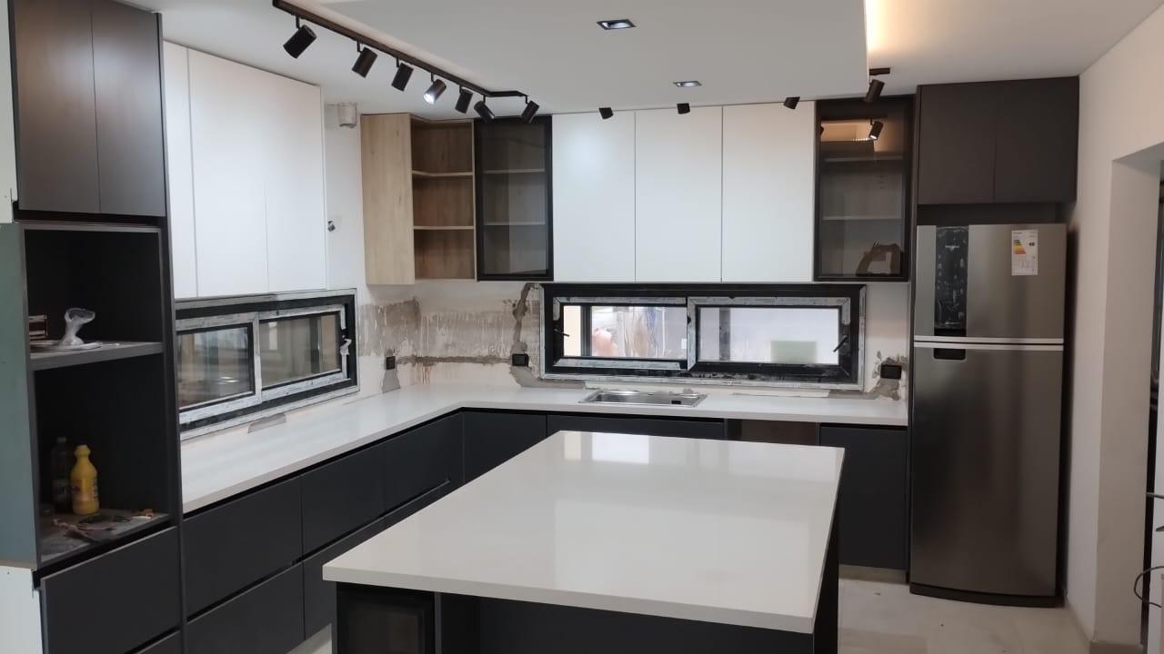 Cocina con isla en Purastone Blanco Cana